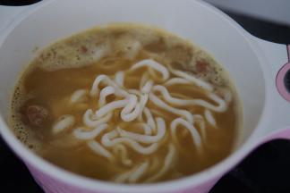 放入肉丸和乌冬面煮熟