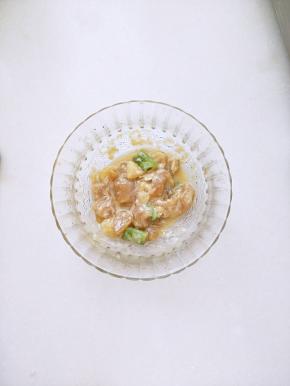 鸡肉用盐，蛋清，葱，黄酒腌十分钟
