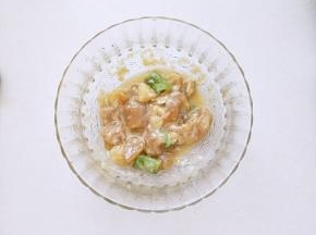 鸡肉用盐，蛋清，葱，黄酒腌十分钟