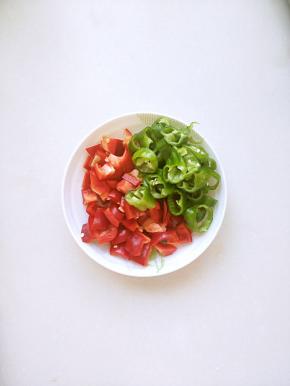 甜椒切丁。青椒切圈⭕