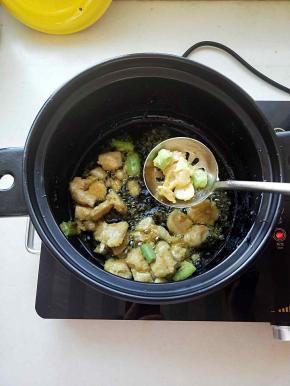 鸡肉翻炒至表面变色，捞出沥油。