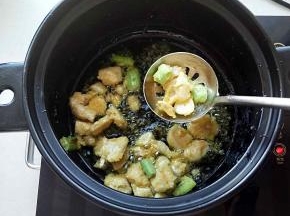 鸡肉翻炒至表面变色，捞出沥油。