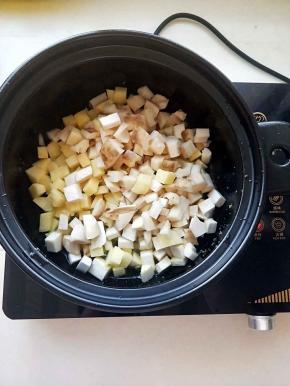 将切好的三丁放入砂锅内翻炒