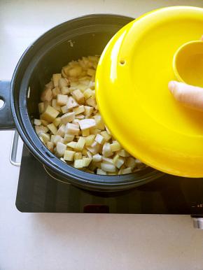 盖上砂锅盖焖2.3分钟