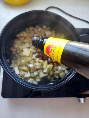 去掉砂锅盖倒入蚝油