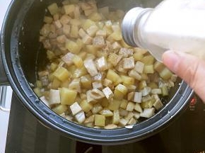 倒入黑胡椒
