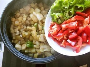 在倒入煎好的鸡肉粒，倒入辣椒继续翻炒
