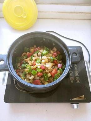 调入盐，翻炒几分钟出锅。