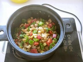 调入盐，翻炒几分钟出锅。