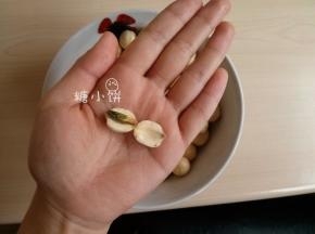 浸泡过的莲子很轻松就可以掰开，将莲心取出不用，如果舍不得丢弃莲心的话可以用来泡茶喝。