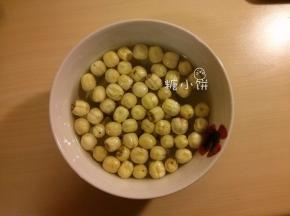 准备【自制白莲蓉】：干莲子100G提前一夜用清水浸泡