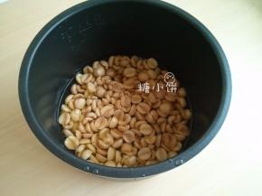 将去掉莲心的莲子放入高压锅中，加水至几乎刚好没过所有材料，电高压锅上汽后压40分钟，自然放气后开盖。