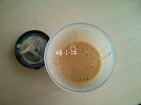 连水带莲子一起倒入搅拌机中打成浆状