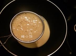 用筛网过滤一下，可以很轻松滤过去，其实已经几乎没有大颗粒了，只是以防万一。