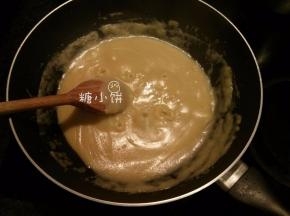 加白砂糖30G和植物油40G搅匀，中大火加热，并且不停搅拌