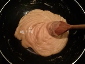 水分渐渐变少后可以转中火，继续保持不停搅拌翻炒