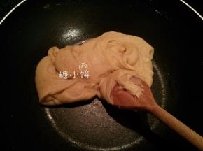 直至可以成团的状态后离火。这个量我粗略地称了一下得成品大概250多克
我是根据自己口味配的糖量，我比较能吃甜，这个量在我尝来属于不很甜吃再多也不会腻的量，供参考。
因为是做广式月饼所以油量我还是放得比较足，想要减量的可以稍减10-15G，个人不推荐减太多。