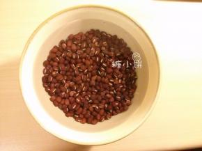 准备【自制红豆沙】：红豆200G提前一夜用清水浸泡