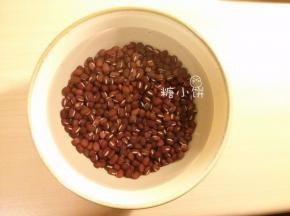 准备【自制红豆沙】：红豆200G提前一夜用清水浸泡