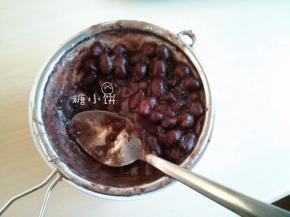 因为红豆有皮，所以不用搅拌机直接过筛，用勺子碾压，在过筛的过程中也把豆皮滤掉了