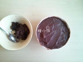全部过筛好的样子，图左碗里是最终剩下的没有筛过去的，图右是豆沙部分。
做这种需要慢慢过筛，比较费时间，尤其是量大的情况下会比较累，如果碾得大力还容易毁筛子。其实自家吃我觉得完全可以不用在意那一点点豆皮，可以直接搅拌机打碎了全部一起做成馅。此处只是为了写一下通常的红豆沙是需要去皮的这样。图右的豆渣豆皮我舍不得扔就用来揉面做了馒头。