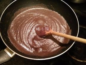 过筛了的红豆沙部分加白砂糖60G和植物油50G搅匀。
中大火加热，并且不停搅拌，这款我放的低油，若放足油可增加油量到80G。
另外，植物油可以全部或者部分换成猪油，成品的塑形效果会比较好。