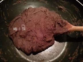 水分渐渐变少后可以转中火，继续保持不停搅拌翻炒
