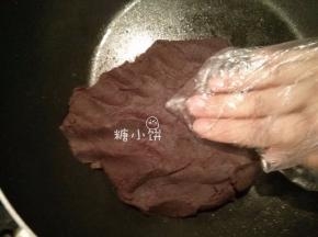 至成团即可，比较而言我觉得做广月还是足油量比较推荐吧。
我做的馅料量不大，如果做多一次性用不完的话可以冷冻保存。