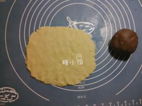 用手把每种馅料都压扁，大约成矩形的样子