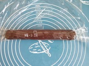 把两片馅料叠在一起，卷起来