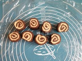 把馅料分割成8个，这个分割我是完全靠目测的没有称量。
为了保持花纹的完整流畅不想添来补去的，所以就目测着分割了，多一点少一点不差太多。
把切分好的馅料用手团成圆球形备用，团成球以后外面几乎都是豆沙的颜色，会比较均匀一致。