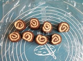把馅料分割成8个，这个分割我是完全靠目测的没有称量。
为了保持花纹的完整流畅不想添来补去的，所以就目测着分割了，多一点少一点不差太多。
把切分好的馅料用手团成圆球形备用，团成球以后外面几乎都是豆沙的颜色，会比较均匀一致。