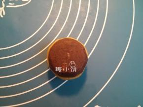 金黄糖浆28G，植物油12G，枧水0.8G，中筋面粉40G拌匀即成饼皮面团。
把饼皮面团分割成大约10G一个，取其中一个压扁，包入一个馅料。
[补充]饼皮可冷藏松弛一段时间再操作。