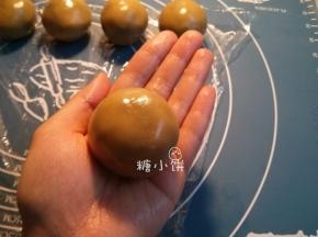 用手把饼皮沿着馅料慢慢推开推薄，全部包裹住以后再搓圆搓均匀
