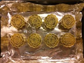 用月饼模具压出花纹，排在铺好锡纸的烤盘上