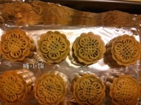 送入预热好175摄氏度的烤箱中层烤约10分钟。这款我没有在表面刷蛋黄液了，感觉哑光的效果也挺好看。如果要刷蛋黄的话就是这一步之后再在表面刷上蛋黄液，送入预热好190-200摄氏度的烤箱中层烤1-2分钟即可。具体效果可以参见写过的另外几款广式月饼，都有刷