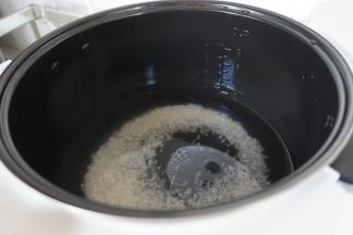 电饭锅内胆加水和米