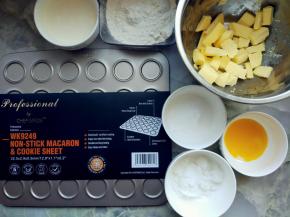 将黄油切成小块，室温下充分软化。称量好其他材料。