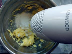 将细砂糖和糖粉倒入软化的黄油中，用打蛋器打发。