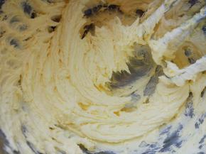 打发到如图，颜色变浅，蓬松顺滑的状态。