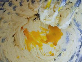 加入蛋黄液，打发到完全融合。