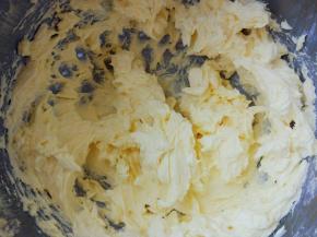 倒入淡奶油，打发至完全融合。