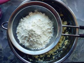 筛入低筋粉，拌匀。