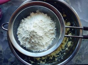 筛入低筋粉，拌匀。