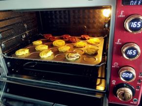 入预热好的烤箱中层，上下火165度，烤10-15分钟左右，上色即可。