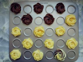 将做好的面糊装入大号裱花袋，用六齿花嘴按照学厨30连不粘曲奇烤盘中，按照从内心螺旋状挤出花型。混色的玫瑰是将两种颜色的面糊分两侧同时装入裱花袋中即可。