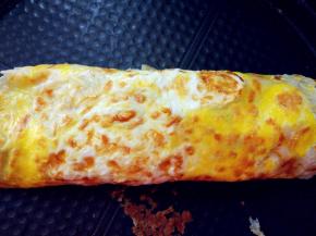 从一端卷起，切开或直接整条食用