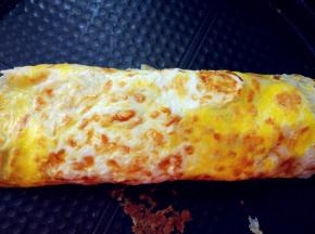 从一端卷起，切开或直接整条食用