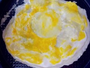 表面打一个鸡蛋，用蛋液涂满表面