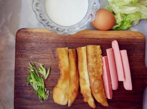 面粉加适量水调匀成稀糊状，西生菜洗净，切葱花儿、油条和香肠备用